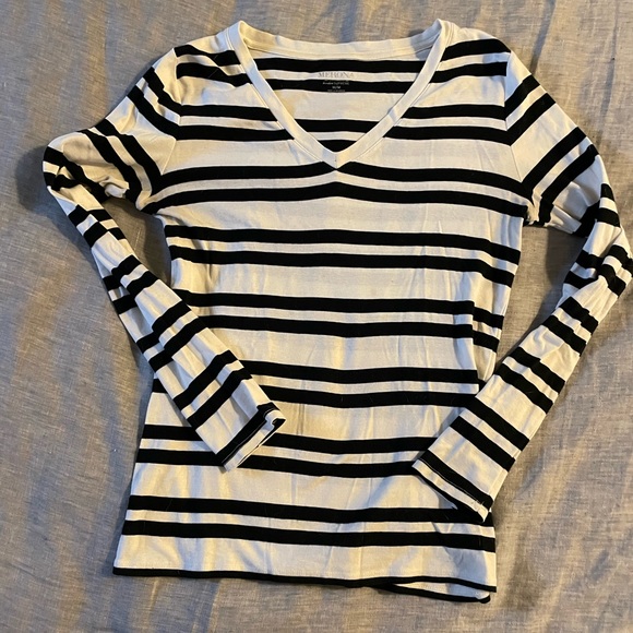 Black and white striped v neck tee - Picture 2 of 8
